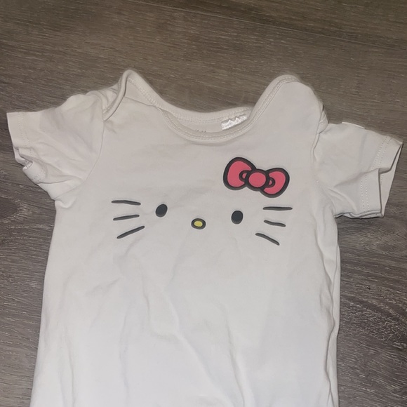 ✨3/$10 ✨ Hello Kitty Onesie - Picture 2 of 4